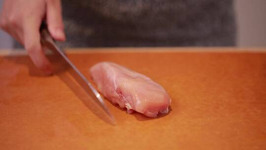 厨师切减脂鸡胸肉 (2)