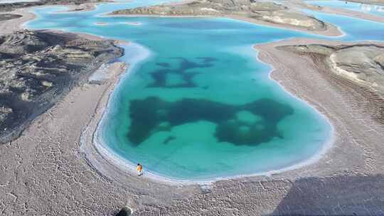 青海海西大柴旦翡翠湖湖水沙滩航拍视频