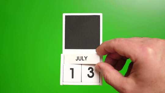 07.绿色背景上日期为7月13日的日历。