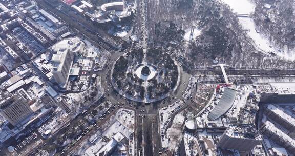 雪天城市道路及建筑的鸟瞰全景