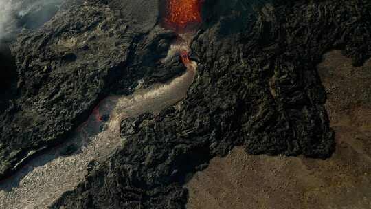 白天从活火山喷发出来的熔岩壮观的空中俯瞰。