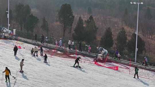 户外滑雪场中许多人正在滑雪的场景