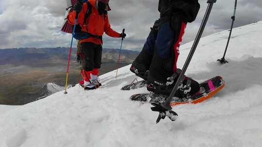 攀登慕士塔格峰雪山的登山者脚步慢动作