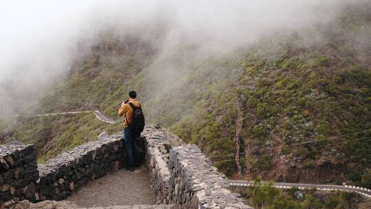 旅行者拍摄大山中的雾