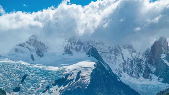 喜马拉雅山雪山景观，云雾缭绕