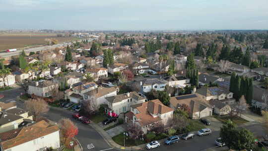无人机拍摄的加利福尼亚郊区住宅区视频素材模板下载