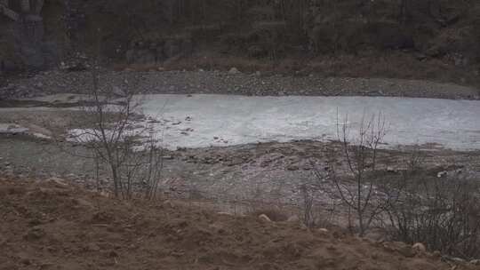 河流部分结冰的自然景象