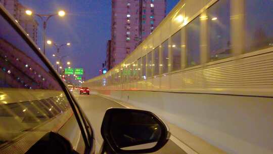 城市夜晚汽车在马路上行驶夜景视频素材