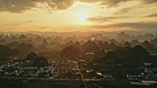 夕阳下的乡村与群山远景