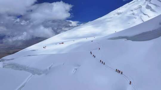 航拍冰川之父慕士塔格峰雪山冰川上的登山队