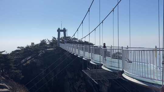 沂蒙山龟蒙景区，蒙山之巅玻璃吊桥