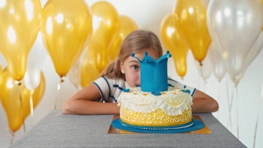 女孩开心的看着她的生日蛋糕视频素材模板下载