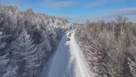 雪地森林公路行驶车队
