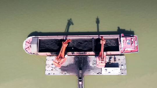 航拍鄂州码头门座式装卸机起吊货物