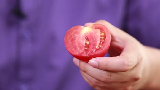手里拿半个西红柿