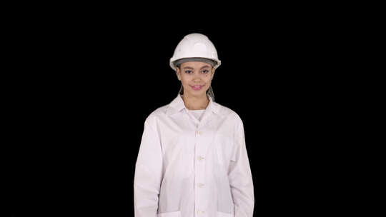 戴安全帽的成熟工程师女性向产品表明