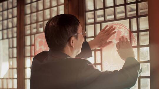 年代感 贴窗花逛古镇看灯会