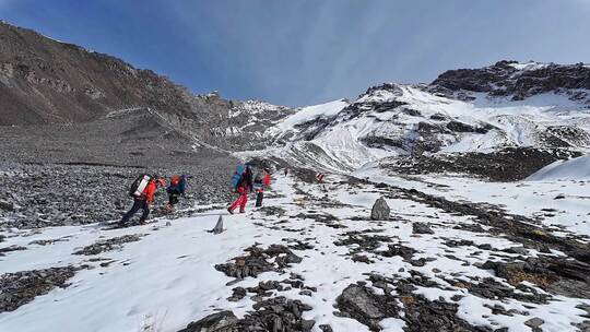 攀登岷山山脉主峰雪宝顶雪山的登山队