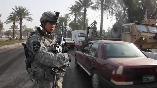 美国士兵在伊拉克巴格达的军车检查站执勤