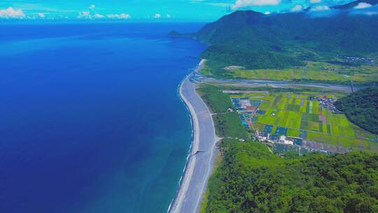 沿着蜿蜒的沿海公路和乡村的航拍镜头