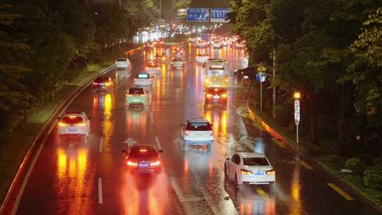 雨夜开车 路上行人 车辆行驶视频素材模板下载