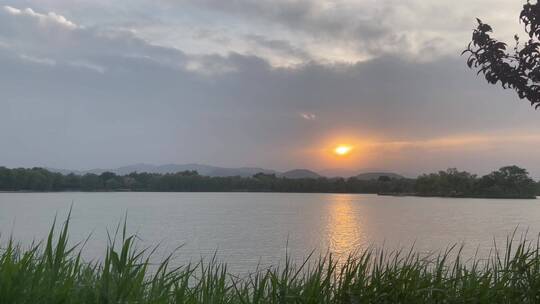 北京圆明园湖边夕阳落日