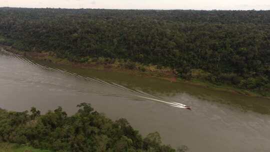 鸟瞰在亚马逊雨林亚马逊河上空巡航的摩托艇