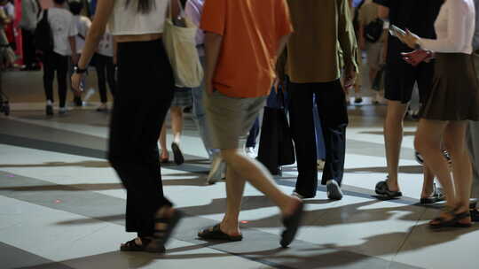 现代城市曼谷街上的人群泰国无法辨认的人游