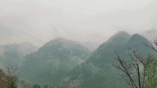 大山深处山村里下雪的场景