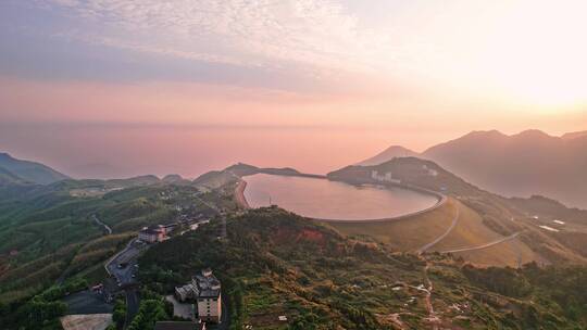 航拍夕阳下青山顶山美丽的湖州安吉江南天池