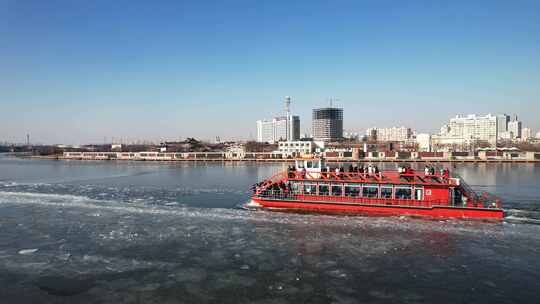 冬季海河冰面游船城市旅游风光