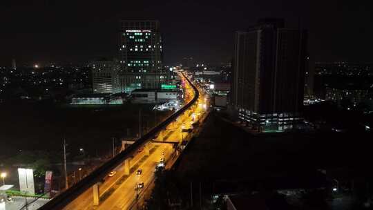 夜间城市景观与汽车和灯光