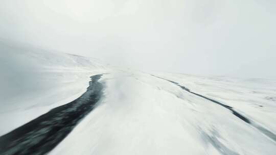 FPV无人机航拍冬天雪地中的河流公路冰雪