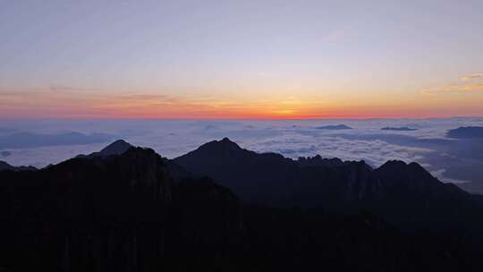 早晨的太阳从高山云雾中升起，中国黄山