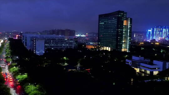 航拍深圳 从公路推到华为总部大楼正面 夜景