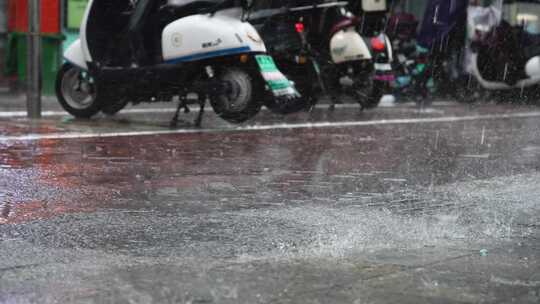 夏天暴雨街道