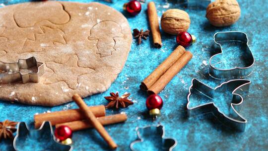 各种圣诞形状的小饼干特写
