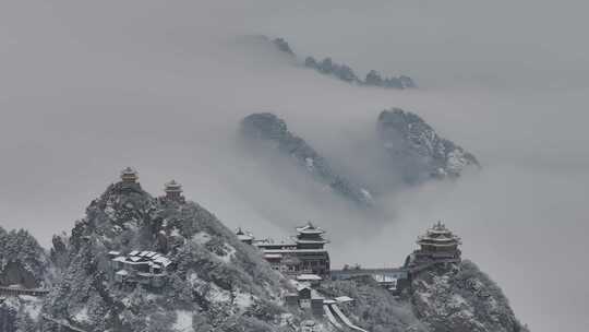 3倍航拍老君山道群雪后瀑布云海