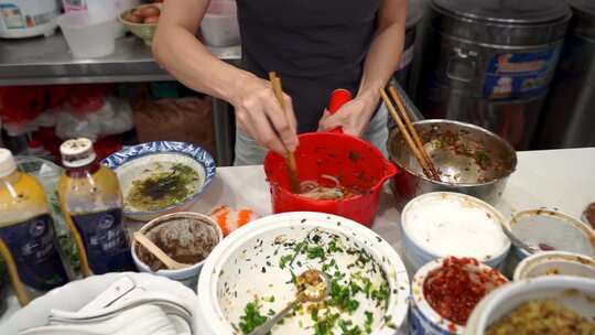 江西省景德镇当地特色小吃美食牛肉冷粉制作