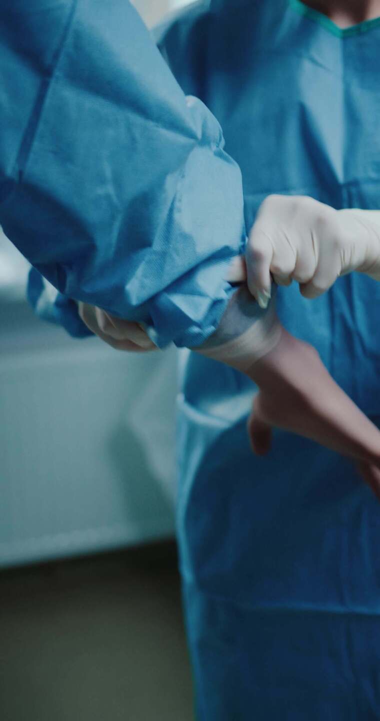 手术室的医生在准备给患者做手术