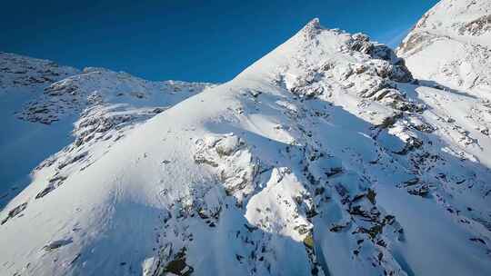 FPV航拍雪山被雪覆盖的山峰山脉山脊高山