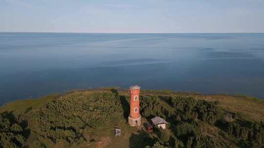 从波罗的海海岸的旧失落之地灯塔飞走无人驾驶飞机