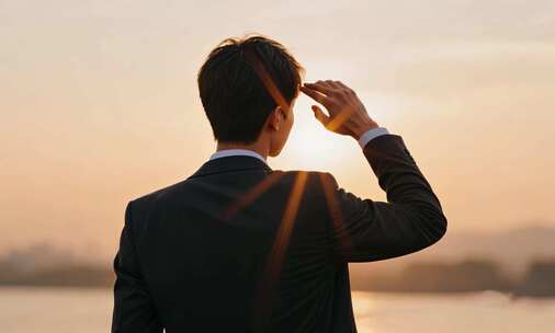 西装男子逆光眺望远方