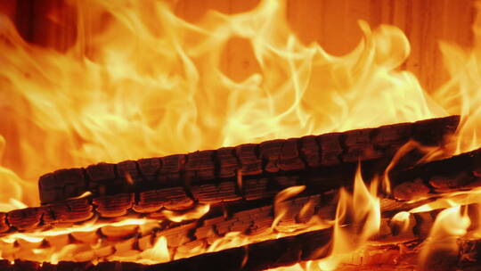 现代壁炉里燃烧着美丽的火焰