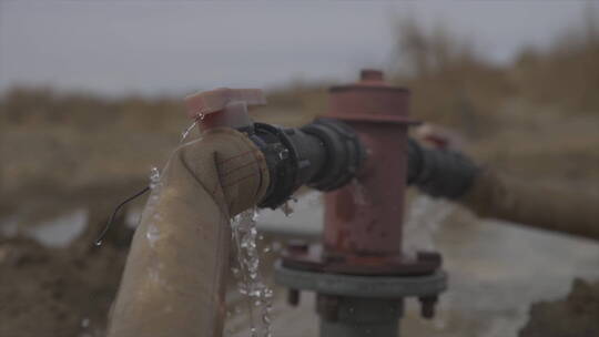 沙漠中的浇水管道 水龙头洒水喷水 水流特写