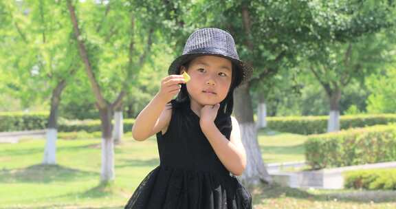 小女孩在公园抓到一只蝴蝶 观察中