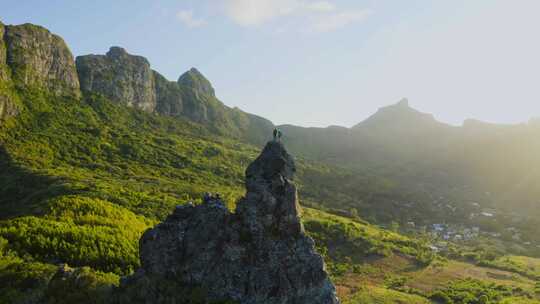 4K-登上山顶的徒步旅行者视频素材模板下载