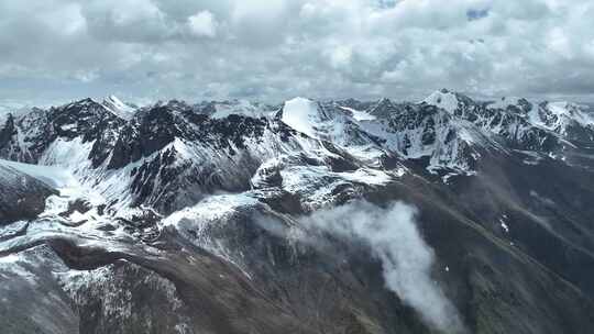 清晨西藏念青唐古拉山脉云雾缭乱雪山景观