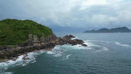 深圳沿海海浪拍打礁石水花航拍俯拍