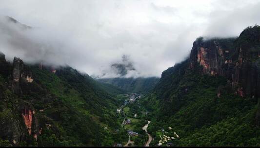 云雾缭绕的山峰景色航拍